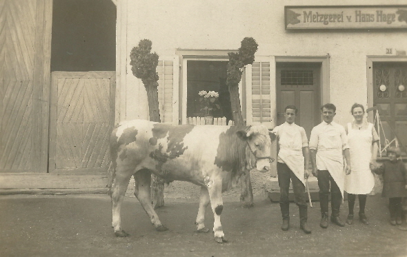 1928 Hans und Hilda Hage geb Heger Lotte Bank geb Hage links Geselle Anwesen Morgen