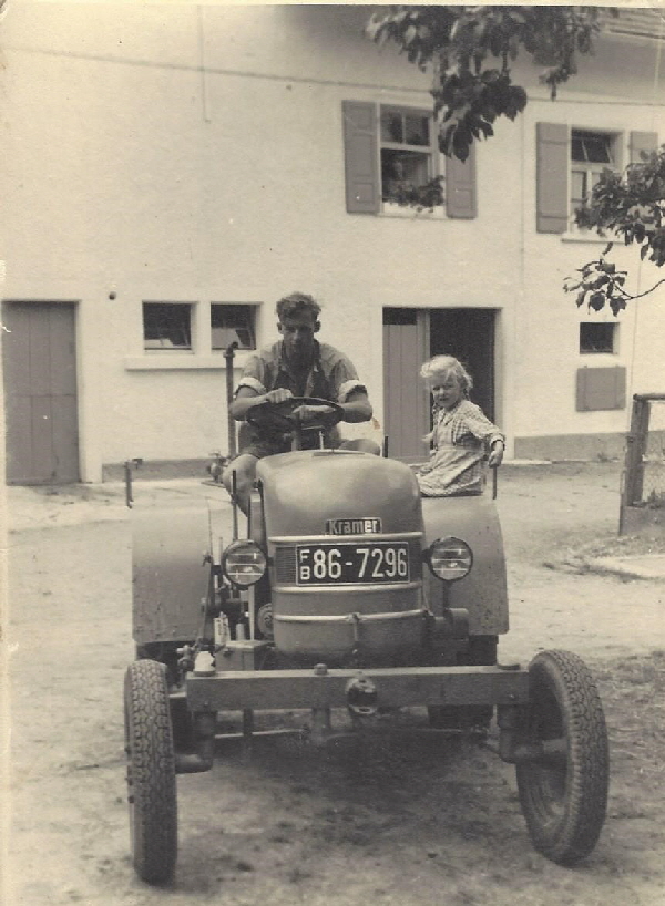 Bulldog mit Bertold Birkhofer und Ilse Weber um 1950