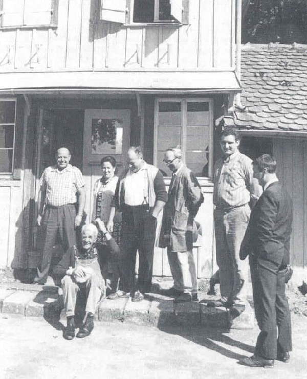 Im alten Strandbad vor Nr. 86  von rechts Peter Mohr Paul Heinzler Hermann Veeser Karl Glatthaar Ehepaar Priatelli sitzend Sebastian Obergasser