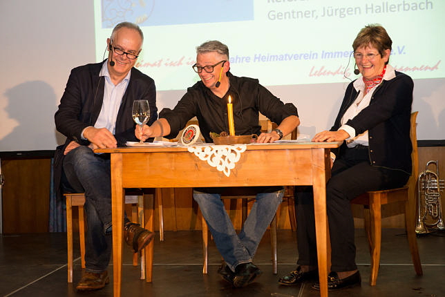 Jrgen Hallerbach links Christel Gentner geborene Rebstein  Moderator Thomas Schmidt  ber den Seehof. Bild Gisela Keller SK