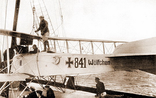 Klarmachen des Wasserflugzeugs Wlfchen