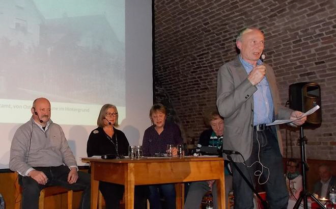 Reinhard Knig, Vorsitzender des Heimatvereins begrt die Gste im Winzerkeller Bild Heidi Keller SZ