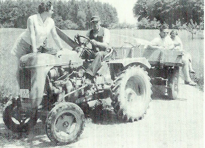 Sonntagsausflug Josef Einhart mit Gsten im Breitried Bautz Traktor 1957 mit 12 PS
