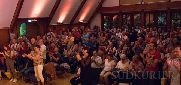 Stehender Applaus belohnte Do X Memorial Bigband Vibesbilder und Dagmar Egger zum Schluss der Geburtstags-Jazznight. Bild Gisela Keller