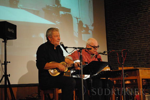 links Norbert Heizmann Ukulele Notker Homburger Gitarre)bieten pointierte MetzgerPoesie hauptschlich mit Eigenkompositionen.  Bild Maren Kielkopf