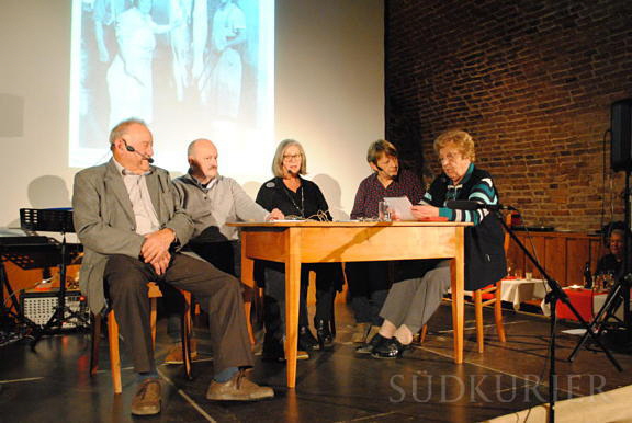 von li Hermann Langenstein Karl Winkler Claudia Kindsvater Spinner die Moderatorin des AbendsEdith Dickreiter Bruni Brecht.Bild Maren Kielkopf